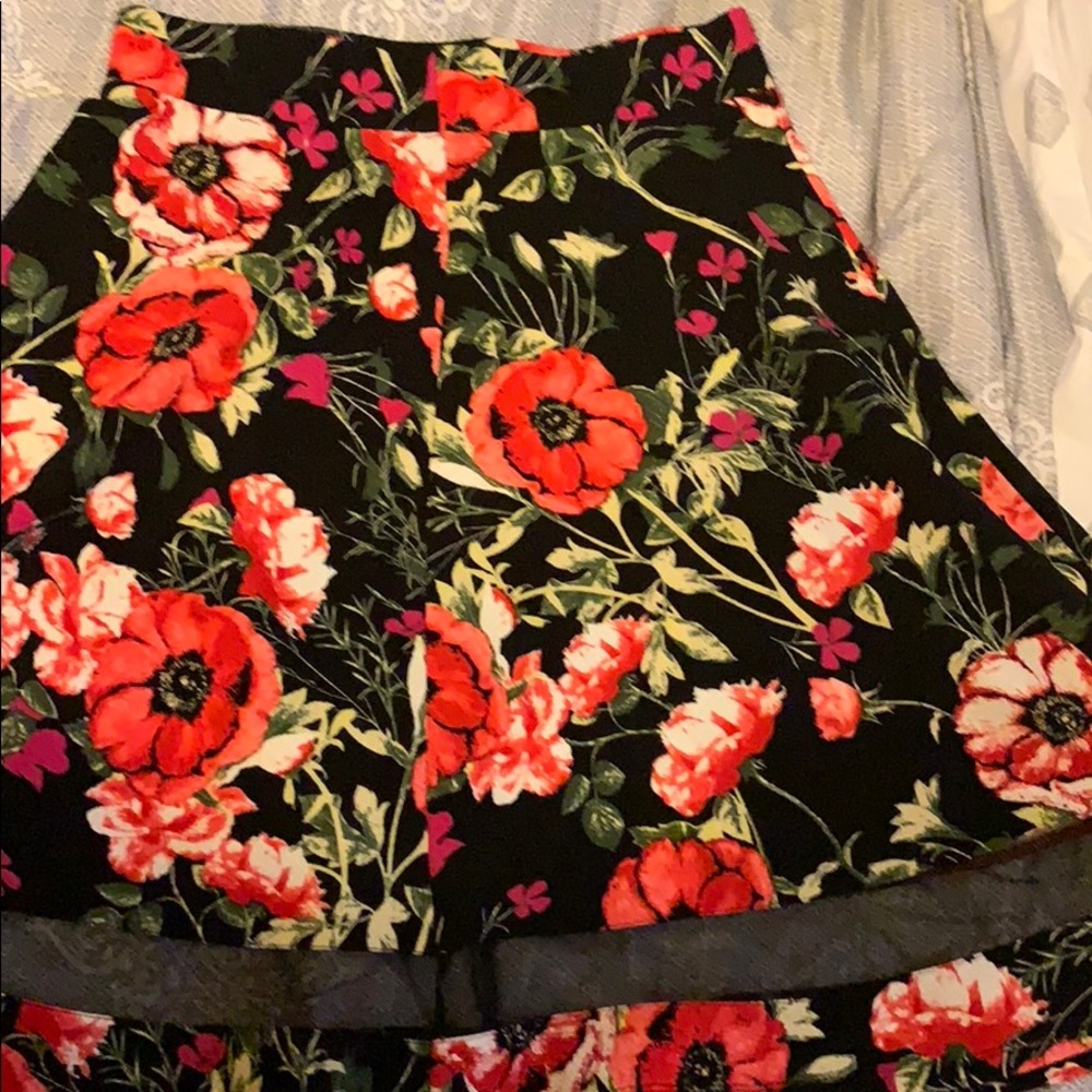 3/$35 ❤️Beautiful floral midi skirt ❤️